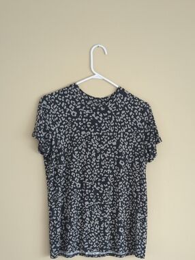 Medium 24/7 by Maurices Gray Animal Print Short Sleeve Shirt